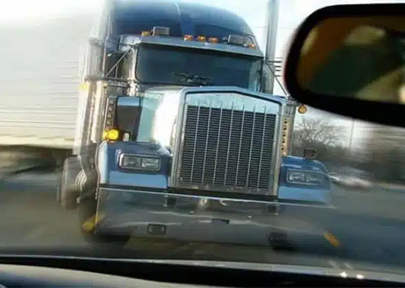 The Complete Guide to Obtaining & Renewing Your Commercial Driver’s License in Chicago YOUR TRUSTED PARTNER FOR COMPREHENSIVE FLEET MANAGEMENT SOLUTIONS